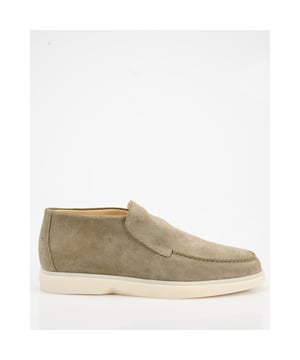 
De groene Mason Garments Loafers combineren stijl met comfort. Gemaakt van zacht suède, met een leren binnenvoering en zonder sluiting, zijn deze loafers ideaal voor dagelijks gebruik. Ze hebben een ronde neus en vallen normaal qua maat. Mason Garments staat voor hoogwaardige materialen en eigentijds design, voor wie kwaliteit belangrijk is.