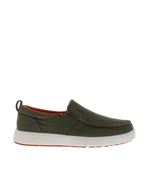 
<h2>Pepitas Ischa Heren Instapper</h2> <p> </p> <div> De<b> Pepitas Ischa Heren Instapper </b>is de ideale schoen voor wie houdt van comfort en een casual look. Verkrijgbaar in blauw en groen, en voorzien van frisse oranje details, straalt deze instapper zomerse energie uit. Het bovenwerk van <b>stevig canvas</b> biedt een luchtige en sportieve uitstraling, terwijl de<b> zachte textiele voering</b> zorgt voor een prettig draagcomfort. Dankzij de <b>rubberen zool</b> heb je uitstekende grip en flexibiliteit, wat deze instapper geschikt maakt voor dagelijks gebruik. De <b>ronde leest </b>garandeert een comfortabele pasvorm en het instapmodel maakt hem extra makkelijk aan en uit te trekken.  </div> <div> <br> </div> <div> Wil jij de<b> Pepitas</b> instappers snel in huis hebben? Bestel dan nu of kom langs in één van onze winkels. </div> <br> <p> </p> <p> </p> <h3>Eigenschappen</h3> <ul> <li>Buitenkant: Canvas</li> <li>Voering: Textiel</li> <li>Zool: Rubber</li> <li>Ronde leest</li> </ul>