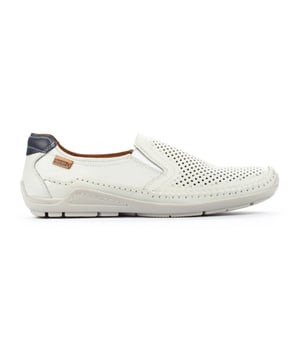 
Gestanste leren schoen. De met de hand genaaide stiksels en elastische zijkanten zorgen ervoor dat deze schoen zich perfect aanpast aan elk type voet. Met uitneembaar voetbed.