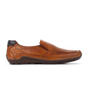 
Gestanste leren schoen. De met de hand genaaide stiksels en elastische zijkanten zorgen ervoor dat deze schoen zich perfect aanpast aan elk type voet. Met uitneembaar voetbed.