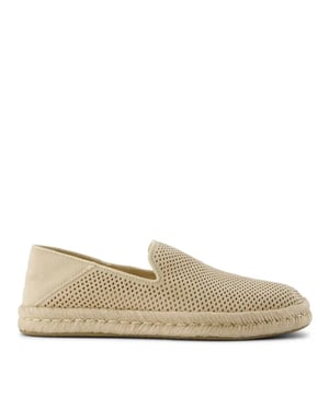 
<p>Maak kennis met de Santiago van TOMS – stijlvolle en veelzijdige heren espadrilles die comfort en duurzaamheid samenbrengen. Deze beige instappers zijn gemaakt van hoogwaardig suède en voorzien van subtiele geperforeerde details voor extra ademend vermogen en een verfijnde uitstraling.</p>
<p>Het suède bovenwerk geeft de espadrilles een luxe look, terwijl de met touw omwikkelde tussenzool het klassieke espadrille-karakter benadrukt. De katoenen voering zorgt voor een zacht en comfortabel gevoel bij elke stap. Dankzij de inklapbare hielconstructie kunnen de Santiago’s zowel als instapper als muil worden gedragen – ideaal voor onderweg of ontspannen momenten.</p>
<p>Wat deze herenschoenen echt onderscheidt, zijn de uitneembare CloudBound™-inlegzolen met schuimtechnologie, die langdurig comfort en ondersteuning bieden. Of je nu een dagje op pad bent of een ontspannen weekend tegemoet gaat, de Santiago biedt het draagcomfort dat je nodig hebt.</p>
<p>De gebruikte leren materialen onders