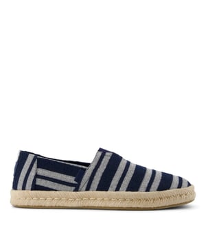 
<p>Ontdek de TOMS Alpargata Rope 2.0 instappers. Deze herenschoenen in een marineblauwe kleur zijn een veelzijdige toevoeging aan elke garderobe. Het bovenwerk van geweven textiel, met gestreepte details, biedt niet alleen duurzaamheid, maar ook een stijlvolle uitstraling die moeiteloos kan worden gecombineerd met verschillende outfits.</p>
<p>Deze instappers zijn niet alleen trendy, maar ook comfortabel. Ze zijn voorzien van een uitneembare OrthoLite® EcoLT-Hybrid™ binnenzool, die zorgt voor meer comfort en ademend vermogen. De met touw omwikkelde tussenzool en het canvas voetbed dragen bij aan het comfort en de stijl van de schoenen.</p>
<p>Bovendien zijn deze instappers veganistisch, wat betekent dat ze diervriendelijk zijn en passen bij een bewuste levensstijl. Voeg deze TOMS Alpargata Rope 2.0 instappers toe aan je collectie voor een modieuze look met een goed gevoel.</p>
<p><strong>Eigenschappen:</strong></p>
<ul classs="wmd-bullets">
<li><span>SKU:</span> 2150-09-14811</li>
<li>
