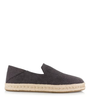 
<p>TOMS Santiago in zwart voor heren. Deze instapper heeft een bovenwerk gemaakt van gerecycled katoen. Tussenzool van touw met een rubberen buitenzool. OrthoLite® EcoLT-Hybrid™-binnenzool voor verbeterd comfort en ademend vermogen.</p>
<p>MAAT<br />
Deze TOMS zijn maatvast en alleen verkrijgbaar in een medium breedte. We raden aan de maat te bestellen die je normaal draagt. Als je meestal tussen 2 maten in zit, raden we je aan om voor de kleinere te gaan, aangezien TOMS iets uitrekt als je ze inloopt.</p>
<p>Wanneer je TOMS koopt, help je miljoenen mensen toegang verlenen tot resources voor mentale gezondheid. TOMS steunt met 1/3 van de winst sociale initiatieven die op lokaal niveau meer gelijkheid willen creëren.</p>
<p><strong>Eigenschappen:</strong></p>
<ul classs="wmd-bullets">
<li><span>SKU:</span> 2150-02-13410</li>
<li><span>MPN:</span> 10019869</li>
<li><span>Merk:</span> TOMS</li>
<li><span>Hoofdkleur:</span> Zwart</li>
<li><span>Materiaal:</span> Katoen</li>
<li><span>Binne