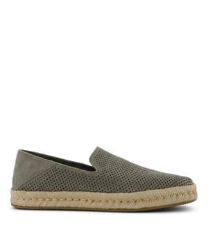
<p>Maak kennis met de Santiago van TOMS – stijlvolle en veelzijdige heren espadrilles die comfort en duurzaamheid samenbrengen. Deze grijze/groene instappers zijn gemaakt van hoogwaardig suède en voorzien van subtiele geperforeerde details voor extra ademend vermogen en een verfijnde uitstraling.</p>
<p>Het suède bovenwerk geeft de espadrilles een luxe look, terwijl de met touw omwikkelde tussenzool het klassieke espadrille-karakter benadrukt. De katoenen voering zorgt voor een zacht en comfortabel gevoel bij elke stap. Dankzij de inklapbare hielconstructie kunnen de Santiago’s zowel als instapper als muil worden gedragen – ideaal voor onderweg of ontspannen momenten.</p>
<p>Wat deze herenschoenen echt onderscheidt, zijn de uitneembare CloudBound™-inlegzolen met schuimtechnologie, die langdurig comfort en ondersteuning bieden. Of je nu een dagje op pad bent of een ontspannen weekend tegemoet gaat, de Santiago biedt het draagcomfort dat je nodig hebt.</p>
<p>De gebruikte leren materiale