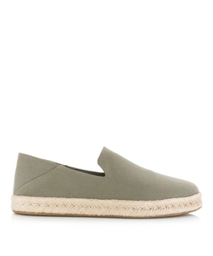 
<p>TOMS Santiago in grijs/groen voor heren. Deze instapper heeft een bovenwerk gemaakt van gerecycled katoen. Tussenzool van touw met een rubberen buitenzool. OrthoLite® EcoLT-Hybrid™-binnenzool voor verbeterd comfort en ademend vermogen.</p>
<p>MAAT<br />
Deze TOMS zijn maatvast en alleen verkrijgbaar in een medium breedte. We raden aan de maat te bestellen die je normaal draagt. Als je meestal tussen 2 maten in zit, raden we je aan om voor de kleinere te gaan, aangezien TOMS iets uitrekt als je ze inloopt.</p>
<p>Wanneer je TOMS koopt, help je miljoenen mensen toegang verlenen tot resources voor mentale gezondheid. TOMS steunt met 1/3 van de winst sociale initiatieven die op lokaal niveau meer gelijkheid willen creëren.</p>
<p><strong>Eigenschappen:</strong></p>
<ul classs="wmd-bullets">
<li><span>SKU:</span> 2150-03-13412</li>
<li><span>MPN:</span> 10020071</li>
<li><span>Merk:</span> TOMS</li>
<li><span>Hoofdkleur:</span> Grijs</li>
<li><span>Materiaal:</span> Katoen</li>
<li><span