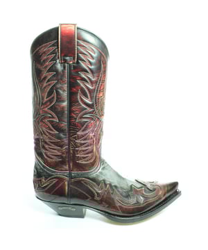 
Sendra Boots 3241 Cuervo Ibiza Zwart Grijs Rood Heren Dames Cowboy Western Laarzen Unisex Spitse Neus Schuine Hak Lederen Zool  Treklussen<br><br>Western laars met een spitse neus en een echte "mexicaanse" hak.  De hak, Ibiza, is extra schuin aan de achterkant.  Het leer, Denver, is glanzend en heeft een hele mooie vintage grijze look.<br>
<br>
<strong>Hoe weet je welke maat laarzen je moet kiezen?</strong><br>
Meet je voetlengte op in centimeters, zoals op de afbeelding in de foto's. Voor maatadvies: <strong>kijk op de maattabel in de foto's</strong><br>
<br>
<strong>Kleur en Materiaal:</strong><br>
Het kenmerk van handwerk is dat er altijd kleine verschillen zijn. Er zijn geen twee laarzen of riemen precies hetzelfde.<br>
We verkopen leer en dat heeft de charme van kleine variaties, daaraan herken je de echtheid van leer.<br>
De laarzen en riemen worden door Sendra Boots vaak behandeld met een dun laagje olie. Daardoor kan het leer van je nieuwe laars of riem donkerder zijn. Dit verdwijnt in het dragen.<br>
Als je de laarzen of riemen poetst worden ze weer wat donkerder.<br>
Exacte kleurweergave is mede afhankelijk van jouw persoonlijke scherminstellingen. <br>
<br>
<strong>Afmetingen:</strong><br>
<span>Hakhoogte ca: 2 cm (gemeten aan de binnenzijde van de hak)</span><br>
Schachthoogte ca: 30 cm  gemeten aan de zijkant, vanaf de zool)<br>
Schachtwijdte ca: 36 cm
<p><strong>Wat iedereen weet die Sendra laarzen draagt:</strong></p>

<p>Sendra laarzen zijn wat stug in het begin en daarom moet je ze eerst voldoende inlopen.<br>
Als ze eenmaal wat soepel zijn, worden ze comfortabel in het dragen en zal je nog lang plezier hebben van jou Sendra laarzen.</p>

<p><strong>Waarom zijn Sendra laarzen zo goed?</strong></p>

<p>Elk paar Sendra-laarzen maakt een productieproces door van meer dan 250 stappen, uitgevoerd door de meester schoenmakers. Ze snijden, vormen en borduren of perforeren het leer met het vereiste motief. De cowboy-geïnspireerde elementen die zo kenmerkend zijn voor het merk vindt je overal weer terug.<br>
Zoals in al zijn collecties gebruikt Sendra alleen het beste leer op de markt. Sendra laarzen (en riemen) worden bijna helemaal met de hand gemaakt. Dit zorgt ervoor dat elk paar laarzen zijn eigen uitstraling en identiteit krijgt. Een paar Sendra boots is een waar kunstwerk.<br>
<br>
Sendra laarzen zijn Goodyear welted: Bij deze constructie is er sprake van een rand (‘welt’) die door een Goodyear Stitch en een Lock Stitched Seam vastzit aan de binnen- en buitenzool en het boven materiaal. Bovendien zit er tussen de binnenzool en de zool een laag kurk die isolerend werkt en zich gaat vormen naar de voet van de drager wat het draagcomfort vergroot.</p>