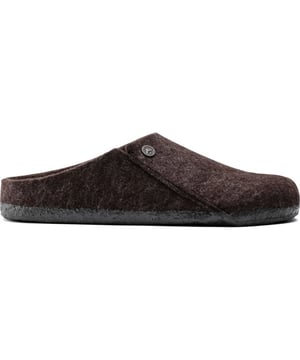 De BIRKENSTOCK Zermatt is onze eerste pantoffel met een uitneembaar voetbed, zodat je kunt kiezen uit drie verschillende inlegzolen. Je kunt kiezen uit het Standaard Voetbed, het Zachte Voetbed en het Shearling Voetbed. Alle drie de inlegzolen zijn apart te bestellen. Perfect voor het hele jaar door! Deze basisversie van dit ontwerp is voorzien van ons Shearling Footbed. Het wordt geleverd met een behaaglijke voering van shearling om je voeten lekker warm te houden als de temperaturen dalen. Het bovenwerk is gemaakt van zacht wolvilt.