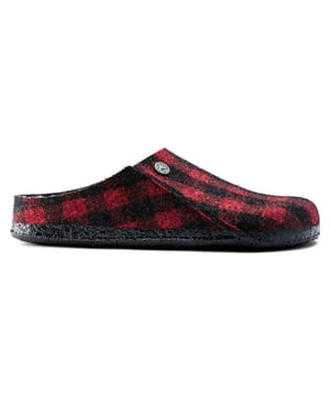 De BIRKENSTOCK Zermatt is onze eerste pantoffel met een uitneembaar voetbed, zodat je kunt kiezen uit drie verschillende inlegzolen. Je kunt kiezen uit het Standaard Voetbed, het Zachte Voetbed en het Shearling Voetbed. Alle drie de inlegzolen zijn apart te bestellen. Perfect voor het hele jaar door! Deze basisversie van dit ontwerp is voorzien van ons Shearling Footbed. Het wordt geleverd met een behaaglijke voering van shearling om je voeten lekker warm te houden als de temperaturen dalen. Het bovenwerk is gemaakt van zacht wolvilt.