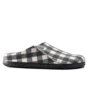 De BIRKENSTOCK Zermatt is onze eerste pantoffel met een uitneembaar voetbed, zodat je kunt kiezen uit drie verschillende inlegzolen. Je kunt kiezen uit het Standaard Voetbed, het Zachte Voetbed en het Shearling Voetbed. Alle drie de inlegzolen zijn apart te bestellen. Perfect voor het hele jaar door! Deze basisversie van dit ontwerp is voorzien van ons Shearling Footbed. Het wordt geleverd met een behaaglijke voering van shearling om je voeten lekker warm te houden als de temperaturen dalen. Het bovenwerk is gemaakt van zacht wolvilt.
