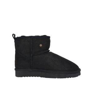 
De outdoor boots van Warmbat zijn heerlijk warm, stevig en ontzettend comfortabel. Perfect voor het typisch Hollandse weer. Ze zijn namelijk water resistant. De binnenvoering en de binnenzool zitten barstensvol Merino schapenwol, die de Warmbats zo uniek maakt. De vezels van de wol ‘ademen’ waardoor jouw voeten in elk seizoen op de juiste temperatuur zijn!
