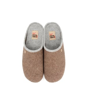 Soms is het tijd om jezelf even te verwennen. Met deze topper van Hot Potatoes lukt dat zeker. Tijdloos en elegant en een hotitem uit de nieuwste collectie van Hot Potatoes.
Hot Potatoes Pantoffels Labinsk 60742 Bruin. Voor 23.59uur besteld, morgen geleverd.