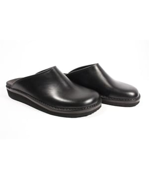 Soms loop je items tegen het lijf waar je spontaan verliefd op wordt. Deze topper van Kops is er zo een! Gegarandeerde blikvanger die je nu in je bezit kunt krijgen.
Merk: Kops, Model: Pantoffels, Materiaal: Leer, Kleur: Zwart