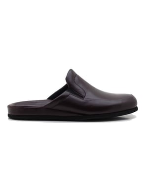 

     Artikel 6607 in kleur 48-Weinrot is een prachtige rode pantoffel met open hiel, voor heren, van het merk Rohde. De zool is van rubber. De voering is textiel. De voetwijdte is G+.
    <BR>Rohde is een Duits merk en is wereldwijd marktleider op het gebied van pantoffels en sandalen. Rohde, opgericht in 1862, heeft een zeer uitgebreide collectie, kwalitatief hoogwaardige, pantoffels en sandalen maar ook schoenen en laarzen. Bij de productie maakt Rohde gebruik van zachte en soepele materialen. Mede hierdoor is het draagcomfort erg hoog. Bovendien is het schoeisel van Rohde licht in gewicht wat het draagcomfort ten goede komt. De decennia lange ervaring van Rohde is terug te vinden in de pasvorm van de pantoffels, slippers, sandalen, schoenen en laarzen.
    
    