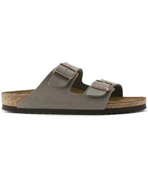 
Smalle pasvorm, het vaak geïmiteerde, nooit gedupliceerde, categoriebepalende wonder met twee banden van Birkenstock. Een comfortlegende en een modehoofdstuk. Met verstelbare bandjes en een magisch voetbed van kurk dat zich aanpast aan de vorm van je voet, is een echt op maat gemaakte pasvorm net zo moeiteloos als het klassieke ontwerp. De look en feel van Birko-Flor® Nubuck is een bijna perfecte imitatie van authentiek nubuckleer.
