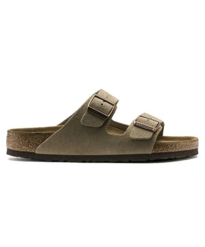 
Smalle pasvorm, het vaak geïmiteerde, nooit gedupliceerde, categoriebepalende wonder met twee banden van Birkenstock. Een comfortlegende en een modehoofdstuk. Met verstelbare bandjes en een magisch voetbed van kurk dat zich aanpast aan de vorm van je voet, is een echt op maat gemaakte pasvorm net zo moeiteloos als het klassieke ontwerp. Het zachte voetbed heeft een geïntegreerd kussen van latexschuim. Het biedt dus vanaf de eerste dag een uitstekend comfort.
