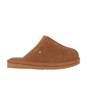 
Met deze Barron Men Suede pantoffels van Warmbat zijn koude voeten verleden tijd. De combinatie van het suède bovenwerk en de wollen binnenvoering maakt deze pantoffels zeer geschikt om je voeten warm te houden. De schapenwol van de binnenvoering wordt ook wel de unieke Australische Merino genoemd. Een schapenwol die zich kenmerkt door zachtheid en veerkracht. Door de natuurlijke temperatuurregulatie krijgt vocht geen kans in de pantoffels! De herenpantoffels hebben een mooie strakke suède afwerking aan de buitenkant. Een zacht en glad materiaal dat luxe uitstraalt. De onderkant van de pantoffels heeft een stevige zool van rubber en EVA (Ethyleen Vinyl Acetaat). Deze combinatie zorgt voor extra grip, waardoor je de pantoffels ook buitenshuis kunt gebruiken. Bovendien is het slijtvaste kunststof bestand tegen kou en schokken! Zelf bedoeld!