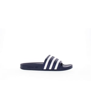 
De Adilette, die debuteerde in 1972, is inmiddels over de hele wereld uitgegroeid tot de populairste badslipper ooit. Dit lichtgewicht model is gemaakt voor ontspanning en recreatie, met een betrouwbare wreefband van stevige gel en een voetbed dat de contouren van je voet volgt voor langdurig comfort.