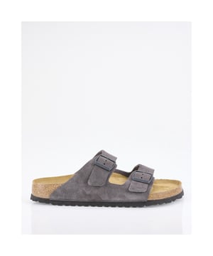 
De grijze Birkenstock Arizona is een iconische slipper met een tijdloos design, gemaakt van duurzaam textiel. Twee verstelbare banden zorgen voor een perfecte pasvorm. Birkenstock staat voor kwaliteit en comfort, met een breedte die subtiel aansluit op je voet. Ideaal voor die ontspannen momenten.