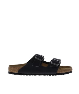 
<h2>Arizona Heren Slipper</h2> <p> </p> <div> De<b> Birkenstock Arizona Heren Slipper</b> in de kleur Faded Khaki is een echte klassieker met een moderne twist. Deze populaire herenslipper heeft een stoere olijfgroene kleur en is perfect voor zowel binnen als buiten. Ideaal voor warme dagen, ontspannen wandelingen of gewoon als comfortabele huisschoen. Het <b>bovenwerk en de binnenkant zijn volledig uitgevoerd in hoogwaardig leer</b>, wat zorgt voor een luxe uitstraling én een fijne pasvorm. Dankzij de <b>verstelbare gesp-sluitingen </b>pas je de slipper eenvoudig aan naar jouw voet. Of je nu kiest voor comfort, stijl of allebei: met de Birkenstock Arizona Faded Khaki zit je altijd goed.  </div> <div> <br> </div> <div> Wil jij de<b> Birkenstock Arizona</b> snel in huis hebben? Bestel dan nu of kom langs in één van onze winkels. </div> <br> <p> </p> <p> </p> <h3>Eigenschappen</h3> <ul> <li>Buitenkant: Leer</li> <li>Voering: Leer</li> <li>Zool: Rubber</li> <li>Open leest</li>