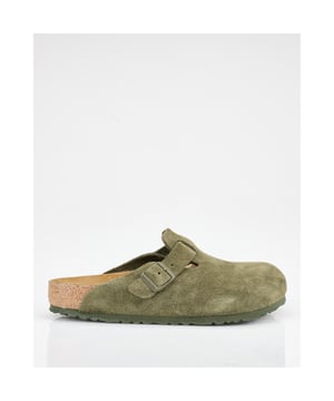 
De groene Birkenstock Boston is een nieuwe herenschoen die comfort en stijl samensmelt. Gemaakt van hoogwaardig suède, met een stevige gesp en een robuuste kurken zool, bieden deze slippers een perfecte pasvorm voor elke voetbreedte. Birkenstock staat voor duurzaam design en ongeëvenaard draagcomfort, ideaal voor dagelijks gebruik.