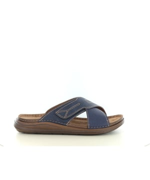 
Ervaar het comfort en de stijl van de Fischer 556545 heren slipper in de kleur blauw. Deze slipper is vervaardigd uit hoogwaardig imitatieleer en biedt een perfecte combinatie van duurzaamheid en elegantie.De verstelbare klittenbandsluiting zorgt voor een optimale pasvorm, terwijl de wijdtemaat H speciaal is ontworpen voor heren met bredere voeten. Het zachte voetbed biedt uitstekende ondersteuning en comfort, ideaal voor dagelijks gebruik.De lichtgewicht zool is schokabsorberend, wat bijdraagt aan een soepele en comfortabele loopervaring. Of je nu binnenshuis ontspant of een korte wandeling maakt, met de Fischer 556545 slipper ben je verzekerd van comfort en stijl.