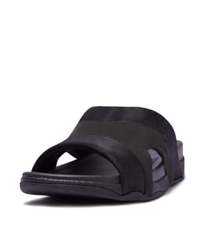 
Deze mooie, lichtgewicht slippers zijn perfect voor een wandeling in de natuur... of door de stad... of om thuis te ontspannen. Zacht gevoerd bovenwerk van sportief leer en nylon houden je voeten stevig in FitFlop's ergonomische, dempende Microwobbleboard-middenzool gedrukt. Wat je ook gaat doen, schuif ze aan je voeten.