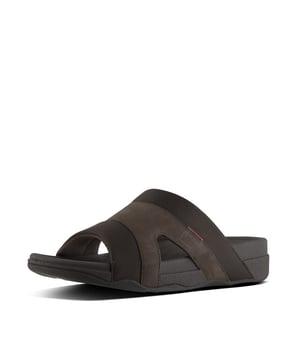 
Deze mooie, lichtgewicht slippers zijn perfect voor een wandeling in de natuur... of door de stad... of om thuis te ontspannen. Zacht gevoerd bovenwerk van sportief leer en nylon houden je voeten stevig in FitFlop's ergonomische, dempende Microwobbleboard-middenzool gedrukt. Wat je ook gaat doen, schuif ze aan je voeten.