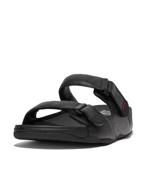  Musthave uit de Herenschoenen sale van FitFlop   Gun jezelf dit prachtige item uit de laatste collectie  Betaal achteraf
Op zoek naar moeiteloos stijlvolle, casual sandalen? Deze klassieke leren slippers met twee spijlen voldoen aan elke (schoenen)eis. Het ultieme gemak, met gewatteerde, verstelbare bandjes met snelsluiting en onze ergonomische, drukverdelende Microwobbleboard tussenzolen voor verbazingwekkend comfort de hele dag door. Met details zoals bandjes met rubberen stiksels, een logo in reliëf en een FitFlop-rood bandje. Andere sandalen hebben geen schijn van kans.