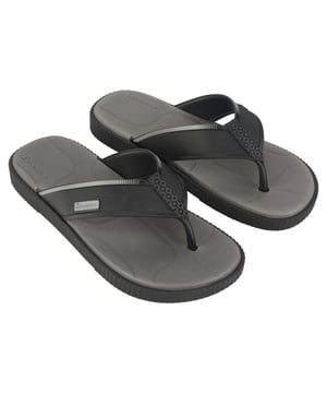
IPANEMA brengt met trots deze vintage beach slipper voor heren uit in een opvallende Zwart-Multicolour kleurencombinatie. Deze slippers combineren stijl en comfort op een unieke manier, waardoor ze de perfecte keuze zijn voor een dagje op het strand of gewoon voor casual gebruik in de zomer. De voordelen van deze IPANEMA slippers zijn eindeloos. Allereerst bieden ze een uitstekend draagcomfort dankzij het zachte en duurzame materiaal waarvan ze zijn gemaakt. Daarnaast zorgen de stevige zool en de goede pasvorm ervoor dat je de hele dag moeiteloos kunt rondlopen zonder last te krijgen van je voeten. De belangrijkste kenmerken van deze beach slippers zijn de opvallende kleurencombinatie, het vintage design en het merklogo op de band. Deze details maken de slippers niet alleen trendy, maar ook herkenbaar als een kwaliteitsproduct van IPANEMA. Kortom, met de IPANEMA vintage beach slippers voor heren ben je verzekerd van een stijlvolle en comfortabele toevoeging aan je zomerse garderobe. Ze