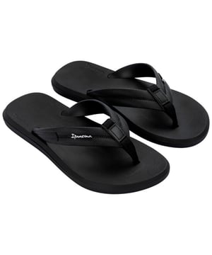 
Introductie: Maak kennis met de IPANEMA urban beach slipper voor heren. Deze trendy slipper combineert stijl en comfort voor de perfecte zomerlook. Of je nu een dagje naar het strand gaat of lekker in de stad rondloopt, met de IPANEMA urban slipper ben je altijd fashionable. Voordelen: Het dragen van de IPANEMA urban beach slipper biedt vele voordelen. Allereerst zorgt het comfortabele voetbed voor optimaal draagcomfort, zodat je de hele dag moeiteloos kunt lopen. Daarnaast is de slipper gemaakt van hoogwaardige materialen en is deze van uitstekende kwaliteit, waardoor je er lang plezier van zult hebben. Ook de stijlvolle uitstraling van de slipper maakt het een must-have voor iedere man die goed voor de dag wil komen. Belangrijkste kenmerken: De IPANEMA urban beach slipper voor heren is uitgevoerd in de kleur zwart-multicolour, waardoor hij gemakkelijk te combineren is met verschillende outfits. De slipper is voorzien van een stevige zool die zorgt voor goede grip en stabiliteit,