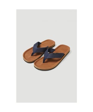 
De Chad Logo Sandals zijn een schot in de roos. De slippers hebben een brede, geweven band en een zacht, licht gestructureerd voetbed en gedempte zool met ondersteuning van de voetboog. Een stijlvolle en comfortabele look.Extra details zijn: Licht gestructureerd voetbed Dikke bandjes Ondersteuning voor voetboog Pasvorm: NormaalMateriaal:Buitenlaag: KunstofBinnenzool: SynthetischZool: Kunstof