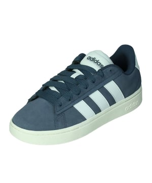 
De Adidas Grand Court Alpha 00s sneakers voor heren zijn gestroomlijnd, sportief en zo makkelijk te stylen. Deze adidas sneakers zullen niet veel tijd doorbrengen in je schoenenkast. Het bovenwerk van imitatieleer is namelijk verfraaid met de 3-Stripes, die elke outfit een sportief randje geven. Een Cloudfoam-middenzool dempt je stappen en de zachte voering sluit nauw rond de voet. Een klassieke rubberen loopzool houdt je dag in dag uit met beide benen op de grond. Of je nu door de stad slentert of chilt met vrienden, de adidas historie valt niet te missen. <br> <br><br><ul><li>Normale pasvorm </li><li>Vetersluiting </li><li>Bovenwerk van synthetisch leer </li><li>Voelt zacht aan </li><li>Voering van textiel</li></ul>