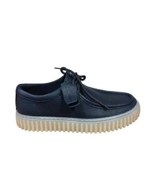 
Artikel TORHILL LO 261762167  in de kleur navy leather shop je gemakkelijk en snel op onze webshop. Bekijk de gehele collectie van Clarks online