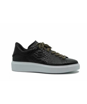 
Op zoek naar een schoen in de categorie Sneakers? De F26bosco van Giorgio is een aanwinst voor elke schoenenkast. De schoenen van Giorgio zijn gemaakt van Leer en hebben een voering van Leer. De F26bosco is uitgevoerd in de kleur donkergroen.