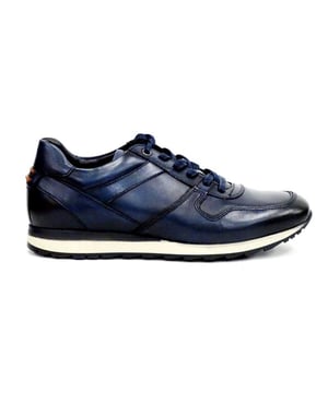 
Op zoek naar een schoen in de categorie Sneakers? De 2667 van Greve is een aanwinst voor elke schoenenkast. De schoenen van Greve zijn gemaakt van Leer en hebben een voering van Leer combi. De 2667 is uitgevoerd in de kleur oceano corsaro.