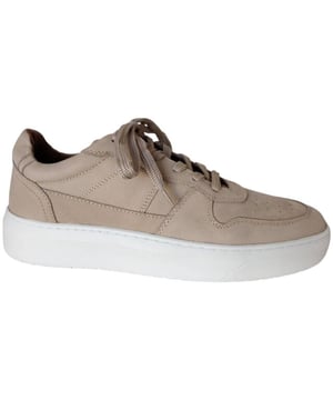 
Heren sneaker van Poelman. Basic witte sneaker. Materiaal: lnubuck. Voering: deels leer. deels textiel. Kleur: beige. Zool: rubber. Hakhoogte: ca 3 cm.