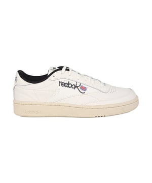 
Op tennis geïnspireerde schoenen uit het Reebok-archief. Nu heb je de bijpassende kicks. Trek deze Club C 85-sneakers aan en ga op pad. Door hun eenvoudige stijl zijn deze soepele leren schoenen overal bij te combineren. Lichtgewicht EVA-middenzooldemping. Comfortabele gegoten inlegzool.
