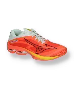 
Mizuno Wave Lightning Z7(U) - V1GA2200 Verleg je grenzen met deze lichtgewicht allround schoen, ontworpen voor een comfortabele pasvorm, goede demping en grote flexibilteit. Met een extra druppel MIZUNO ENERZY en de verlengde Wave Plate richting de voorvoet, biedt de nieuwe Wave Lightning Z7 explosieve kracht, energierendement en ongeëvenaarde versnelling om het tegen je tegenstander op te nemen.