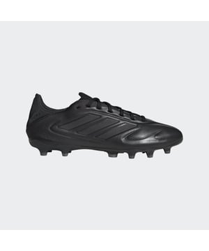 
Introductie: De Adidas Copa Pure III Pro FG is de ultieme voetbalschoen voor heren die op zoek zijn naar prestaties en comfort op het veld. Met zijn strakke design en hoogwaardige materialen is deze schoen een must-have voor elke serieuze voetballer. Voordelen: De Copa Pure III Pro FG biedt ongeëvenaarde grip en stabiliteit op het veld, dankzij de speciaal ontworpen FG-noppen. Hierdoor kan je met vol vertrouwen de meest snelle en wendbare bewegingen maken, terwijl je toch stabiel blijft staan. Daarnaast zorgt het premium leer voor een optimale balcontrole en een comfortabele pasvorm, zodat je je volledig kan focussen op het spel. Belangrijkste kenmerken: Deze voetbalschoen is uitgevoerd in de tijdloze kleurencombinatie Black/Black/White, wat zorgt voor een stijlvolle uitstraling op het veld. Het gebruik van hoogwaardig leer zorgt niet alleen voor een duurzame schoen, maar ook voor een optimaal balgevoel. De schoen is speciaal ontworpen voor gebruik op natuurlijk gras, waardoor je in