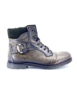 

     Artikel 321-A0U39 in kleur 7100-3200-Dark Green is een prachtige groene veterschoen, voor heren, van het merk Bugatti. De zool is van rubber. De voetwijdte is standaard.
    <BR>De schoenen van het merk Bugatti krijgen veel aandacht als het gaat om comfort. En dat niet alleen, Bugatti staat ook voor perfecte pasvorm, kwalitatief goede materialen, de meest actuele kleuren en gedegen vakmanschap. Bovendien streeft Bugatti steeds naar een optimale prijs/kwaliteitsverhouding. Het gaat dan om de traditionele constructiemethoden die worden toegepast, maar ook om het leer dat voor Bugatti schoenen veelal uit Italie wordt betrokken.
De laatste mode wordt scherp in de gaten gehouden waardoor je in Bugatti schoenen veel Italiaanse invloeden zult aantreffen. Bugatti heeft een mooie collectie geklede herenschoenen en daarnaast brengen ze leuke en stoere boots en schoenen die tot in de details zijn afgewerkt.
    
    