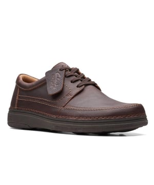 
De Nature 5 bruin van Clarks is een echte blikvanger. De Nature 5 bruin is uitgevoerd in de kleur Dark Brown. Bekijk ook onze overige collectie van Clarks op onze webshop!