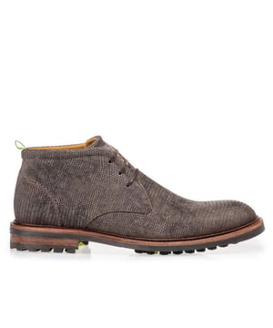 
Dit model veterboot is een nieuwkomer in de Floris van Bommel collectie. Deze 'Rocki' dankt zijn naam aan het feit dat de leren zool in een vat met stenen wordt 'getrommeld'. Hierdoor ontstaat er een 'aged look'. Het rubberen loopvlak heeft een opvallend fluor detail. Doordat het voetbed uitneembaar is, kunnen ook eigen inlegzolen gedragen worden. Deze boots van Floris van Bommel, artikelnummer 20090, bestel je gemakkelijk in onze webshop.