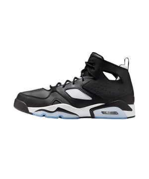 
<div>De Jordan Flight Club 91 zijn schoenen voor heren. Het design van de Jordan Flight Club '91 valt te herleiden tot de gouden eeuw van basketbal en de sneakers die toen hoogtij vierden. De Air Jordan 6 is de muze, met zichtbare Air demping, uitsnedes in de kraag en een tong met venster, wat doet denken aan de klassieke wedstrijdschoen van MJ. De 91 heeft een gestructureerd frame van natuurlijk en synthetisch leer met een binnenschoen voor een aansluitende pasvorm.</div><div> <br><ul><li>Bovenwerk van natuurlijk en synthetisch leer voor stevigheid, structuur en ondersteuning. </li><li>Knit binnenschoen is zacht gevoerd voor een comfortabele pasvorm. </li><li>PU-middenzool met een zichtbare Air-Sole unit in de hak biedt demping. </li><li>Rubberen vlakken op de buitenzool zorgen voor grip. </li><li>Perforaties aan de zijkanten<div></div></li><li>Lusje bij de hak</li></ul><br><br></div>