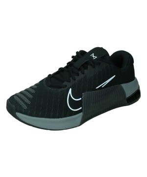 
De Nike Metcon 9 is een trainingsschoen voor heren. Je levert offers voor een specifieke look. Je zweet voor een bepaald iemand. Je werkt je door de zware momenten heen om je zorgvuldig samengestelde fitnessdoelen te halen die binnen je handbereik liggen dankzij het werk dat je er dagelijks met zoveel discipline in stopt. De Metcon 9 maakt het allemaal de moeite waard, met een grotere HyperLift plaat, extra rubberen touw en vernieuwd foam. Een paar van de beste atleten ter wereld zweren bij deze schoenen die zijn gemaakt voor gewichtheffers hardlopers, trainers, doorzetters... de Metcon 9 is nog altijd de gouden standaard die dag in dag uit levert. <p> </p> <b>Steviger en sterker </b><br> Nike heeft de HyperLift plaat in de hak nog groter gemaakt voor betere stabiliteit tijdens zware work-outs zoals splitsquats, dead lifts en andere oefeningen voor het onderste deel van het lichaam. De plaat helpt het gewicht naar beneden en buiten te houden en zorgt voor enorme stijfheid in de hak. Die stevigheid zorgt voor een stevig en ondersteund gevoel, vooral bij zware belastingen. <p> </p> <b>Klik vast </b><br> Het vetersysteem sluit aan op de tong van de schoen, zodat je je geen zorgen hoeft te maken dat het systeem aan stof komt vast te zitten. Het houdt je veters op hun plek, zodat je je als je veters eenmaal vaststrikt, alleen hoeft te focussen op je work-out. <p> </p> <b>Kies voor de top </b><br> De rubberen rand is uitgebreid op de zijkant voor stevigheid en ondersteuning, zodat je elke vorm van touwklimmen met dezelfde snelheid kunt benaderen zonder dat je bang hoeft te zijn voor slijtage. Het rekt van de middenzool tot het bovenwerk en biedt extra ondersteuning in het bovenwerk voor bewegingen in meerdere richtingen. <p> </p> <b>Stevig en fris </b><br> Lichte, ventilerende mesh houdt je voeten koel en biedt langdurige stevigheid die bestand is tegen wrijvingen, insnijdingen en snelle slepende bewegingen. <p> </p> <b>Zacht gevoel </b><br> Het foam met twee dichtheden biedt responsieve demping voor langdurig comfort tijdens cardio-oefeningen en bewegingen.Â  <p> </p> <ul> <li>De volledig rubberen buitenzool zorgt voor stevigheid en grip bij dynamische bewegingen, zoals cleans en walking lunges</li> <li>Ventilerend textiel heeft een haptische print voor een 3D-effect, stevigheid en een textuur die het makkelijker maakt om je schoenen schoon te houden. Bovendien heeft de schoen flexibele, stevige ondersteuning bij de neus, zodat je tenen zich kunnen spreiden tijdens het gewichtheffen</li> </ul>
