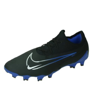 
De Nike Phantom GX Pro FG is een voetbalschoen voor heren. Schoenen in de Pro serie zijn ontworpen voor de nauwkeurige teamspelers die de bal pal langs de verdediging weten te schieten en de inventieve, maar ongrijpbare jojo-dribbelaars die de bal volledig onder controle hebben. Bij de wedstrijd draait het allemaal om precisie, waarbij je spel op nummer 1 staat. Til je skills naar een hoger niveau met een paar van de belangrijkste innovaties van Nike, zoals een vergrote contactzone aan de bovenkant. Het is een aanvulling op het design dat met je natuurlijke flow op het veld meebeweegt, zodat je de wedstrijd vanuit elke positie kunt domineren. <p> </p> <b>Verbeterd balgevoel </b><br> Een groter NikeSkin raakvlak met speciale mesh brengt je voet dichter bij de bal voor betere controle tijdens het dribbelen en passen in zowel natte als droge omstandigheden. Het bovenwerk is zacht en bijna knit-achtig, en de contactzone aan de binnenkant van de schoen is verhoogd voor een nog beter balgevoel. <p> </p> <b>Voorgevormd voor comfort </b><br> Asymmetrie bij de hak zorgt voor comfort. Zachte details in de hak maken de schoen eenvoudig in te lopen en verminderen irritatie en druk zonder in te leveren op stabiliteit en structuur. <p> </p> <b>Grip voor op het veld </b><br> Samen met de tri-star noppen zorgen de flex-groeven in de voorvoet voor optimale grip en ultieme wendbaarheid. En zie je de lijnen op de buitenzool? Die passen bij de bewegingen die je vaak op het veld maakt: eerst naar voren en dan zigzaggend voor een aanval. <ul> <li>Inlegzool met demping </li> <li>NikeSkin </li> <li>Normale pasvorm </li> </ul> <b>Ondergrond: </b><br> Natuurgras <p> </p> <b>Materiaal: </b><br> Synthetisch