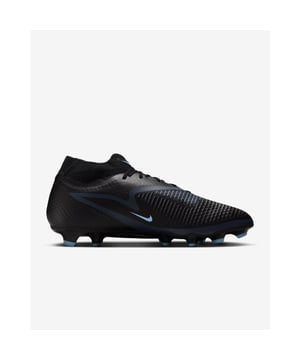 
Introductie: Ervaar het summum van comfort, controle en stijl op het voetbalveld met de NIKE Phantom 6 High Acad FG/MG herenvoetbalschoen. Deze prachtige zwarte schoen, specifiek ontworpen voor een stevige ondergrond, is meer dan zomaar een voetbalschoen. Het is een statement van klasse en kwaliteit, waarmee je zowel je liefde voor het spel als je individualiteit uitstraalt. De NIKE Phantom 6 High Acad FG/MG herenvoetbalschoen biedt talloze voordelen die je spelervaring naar een hoger niveau tillen. Ontworpen met oog voor detail, verzekert deze schoen je van een uitstekende grip op de grond, waardoor je snelle, scherpe bewegingen kunt maken zonder in te boeten aan stabiliteit. Het superieure comfortniveau zorgt ervoor dat je voet zich direct thuis voelt in de schoen, terwijl de lichtgewicht constructie betekent dat je moeiteloos over het veld kunt bewegen. De belangrijkste kenmerken van deze schoen zijn onder andere zijn hoge, steunende kraag, die bijdraagt aan een veilige pasvorm, en