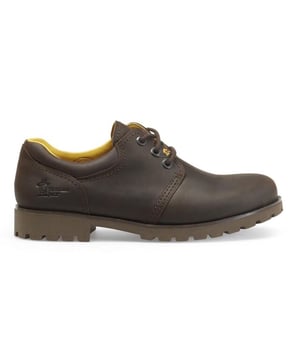 

     Artikel Panama 02 C2 in kleur Napa Grass Marron / Brown is een prachtige bruine veterschoen, voor heren, van het merk Panama Jack. De zool is van rubber. De voering is gedeeltelijk leer. De voetwijdte is standaard. Deze veterschoen is voorzien van een uit
    <BR>Ruwe wegen, lange stranden of een fanatieke wandeling; met Panama Jack sta je klaar voor elk nieuw avontuur! Het merk Panama Jack werd in 1989 in Spanje opgericht en heeft jarenlange ervaring waardoor er een hoge kwaliteit wordt geleverd door perfect vakmanschap. Vanaf het begin vindt het totale productieproces van Panama Jack in Spanje plaats. Panama Jack is een merk dat bekend staat om zijn back-to-basic modellen met een vintage look. Vanaf het ontwerp van de modellen tot de uiteindelijke verpakking, verzorgt Panama Jack ieder paar met liefde en besteden zij de grootste zorg aan de producten. Zodra je een paar Panama Jack schoenen aantrekt ervaar je het comfort, de natuurlijke uitstraling en de kwaliteit die de schoenen kenmerkt. Bij het maken van de Panama Jack collectie wordt er gedacht en gehandeld vanuit een respect voor de natuur. Het merk weerspiegeld dit principe niet alleen in de collectie maar ook nemen zij deze mee in hun maatschappelijke verantwoording. Bij de productie van de schoenen vindt Panama Jack het belangrijk dat ze het milieu beschermen, culturele ontwikkelingen ondersteunen en over de hele wereld goede doelen helpen. Ze werken bijvoorbeeld samen met stichtingen Ruta BBVA en stichting Vicente Ferrer.
    
    
