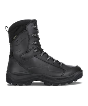 
Renegade Hi Task Force

Met de RENEGADE II GTX HI Task Force treedt een ander lid van de RENEGADE-familie in de voetsporen van zijn grote broer buitenshuis. Het combineert uitzonderlijk comfort, ondersteuning, flexibiliteit, lichtheid en goede ondersteuning op verschillende terreinen. 
 
Zowel de soepele leer- als de nubuck-versies van de RENEGADE II GTX HI TF delen dezelfde solide kwaliteiten als hun iconische grote outdoorbroer. De ademende en waterdichte GORE-TEX-voering zorgt voor optimaal draagcomfort het hele jaar door. Het voorkomt efficiënt en continu dat vocht van buitenaf de laars binnendringt. Om andere invloeden van buitenaf af te weren, is het bovenmateriaal gemaakt van robuust volnerf- of nubuckleer en is het uiteinde van de extra hoge schacht gevoerd met Cordura. De combinatie van het stabiele en beproefde zoolontwerp met het geoptimaliseerde zoolprofiel van de warmte- en koude-isolerende LOWA® Patrol-loopzool kan aan elke
