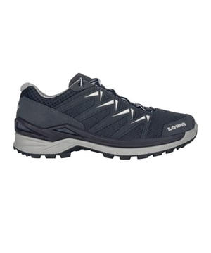 
Lowa Innox Pro GTX Low heren berg- en wandelschoenen

  De sportieve genen van de halfhoge modellen vallen meteen op. De flexibele multi­func­tionele schoenen zijn gemaakt van een robuuste kunst­stof­melange, die meebeweegt met elke beweging en maximaal draag­comfort biedt. De direct aangegoten tussenzool van LOWA DynaPU® zorgt voor een optimale demping en de inno­vatieve LOWA MONOWRAP®-zool­opbouw en de soft stabilizer maken een optimale geleiding van de voet mogelijk bij elke stap. Bovendien verhoogt het fijn­mazige boven­ma­teriaal met de opge­naaide frame-elementen de voet­ge­leiding bij elke beweging. 

 Lowa Innox Pro GTX Low mannen wandelschoenen 

  Om ervoor te zorgen dat de voeten ook bij slecht weer altijd droog blijven en bij inspannende tochten niet bezweet raken, zorgt de ademende en water­dichte GORE-TEX-voering voor een optimaal klimaat in de schoen. De multi­func­tionele en kleurrijke modellen INNOX PRO GTX