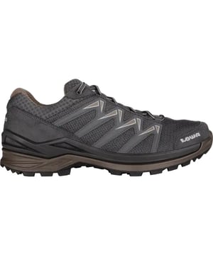 
Lowa INNOX PRO GTX LOW Heren Wandelschoenen

 Ontdek de Lowa INNOX PRO GTX LOW: De ultieme wandelschoen voor snelheid en comfort! Ben je op zoek naar een wandelschoen die de perfecte combinatie biedt van snelheid, comfort en betrouwbare prestaties? Zoek niet verder dan de Lowa INNOX PRO GTX LOW. Deze schoen is ontworpen voor de avontuurlijke wandelaar die graag de natuur intrekt en geen compromissen wil sluiten. De Lowa INNOX PRO GTX LOW is voorzien van geavanceerde technologieën en hoogwaardige materialen die je de beste outdoor-ervaring bieden.

 Lowa Innox Pro Gore Tex Lage Heren Wandel Schoenen

 Het bovenwerk is gemaakt van duurzaam synthetisch materiaal, dat zorgt voor een lichtgewicht en ademende schoen die je voeten koel en comfortabel houdt, zelfs tijdens intensieve wandelingen. Met de GORE-TEX-voering biedt de INNOX PRO GTX LOW volledige waterdichtheid en uitstekende ademende eigenschappen. Dit betekent dat je kunt genieten van